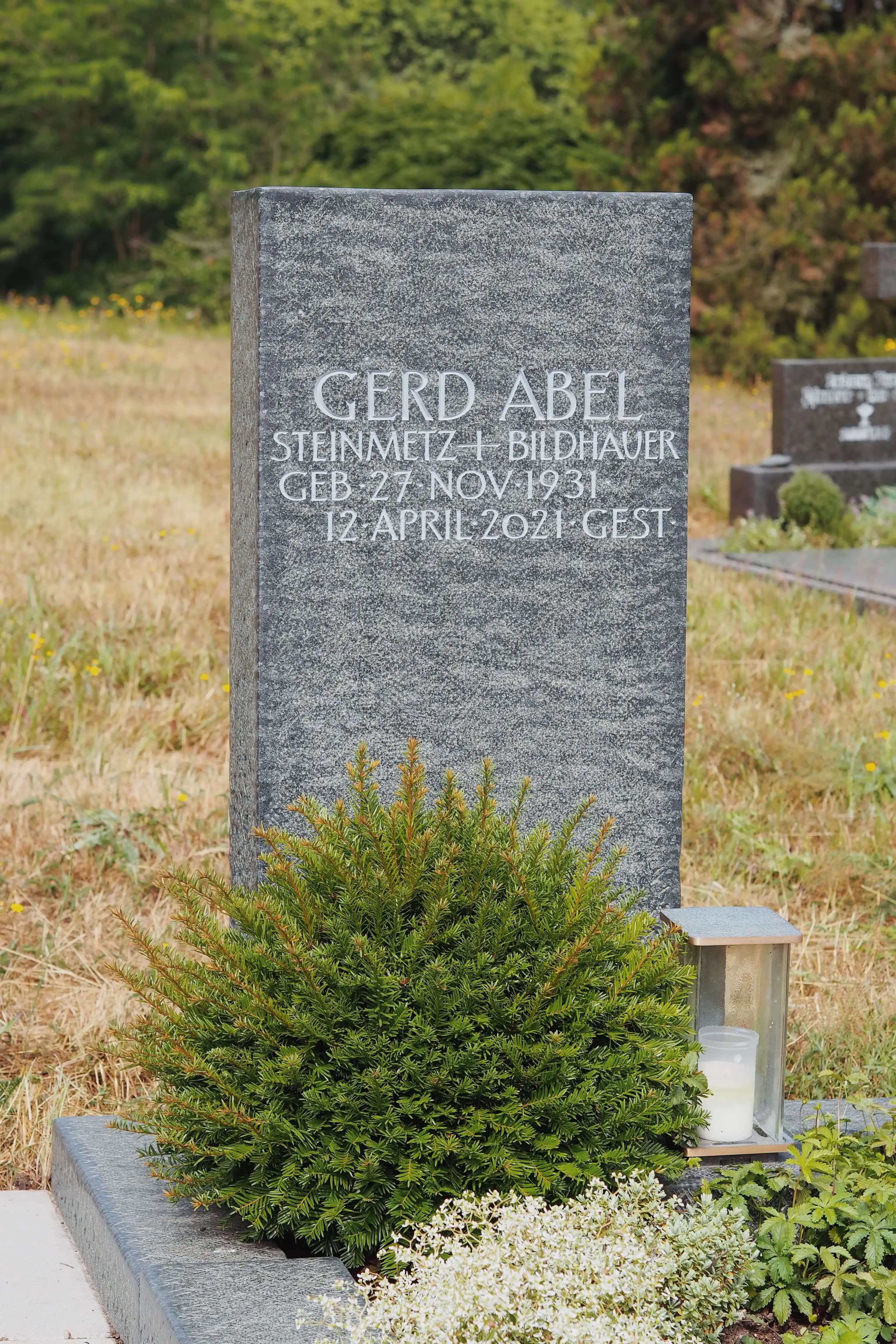 Grabstein aus Diabas, handwerklich bearbeitet
