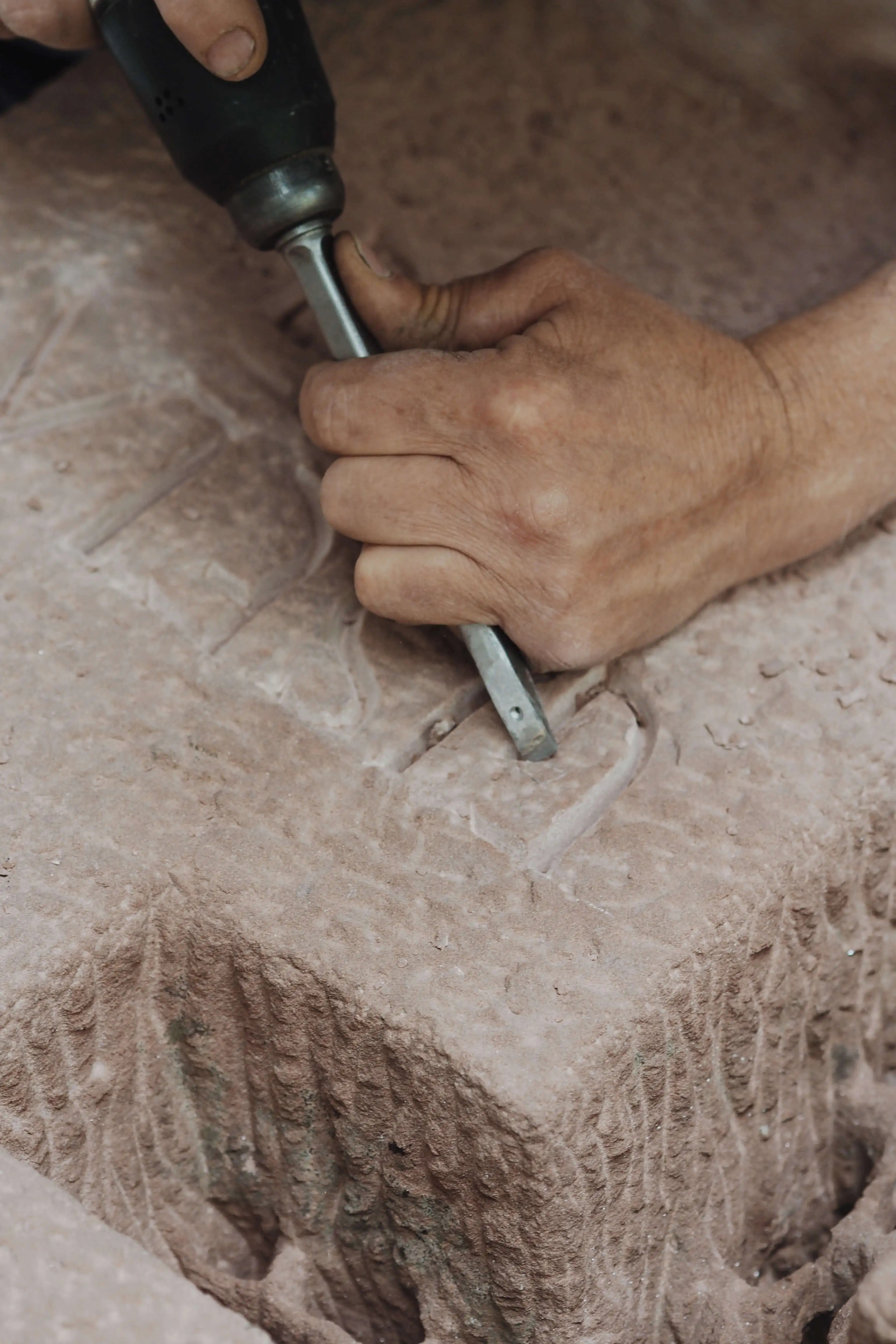 Grabmal mit Bronzeverzierung und harmonischer Steinstruktur