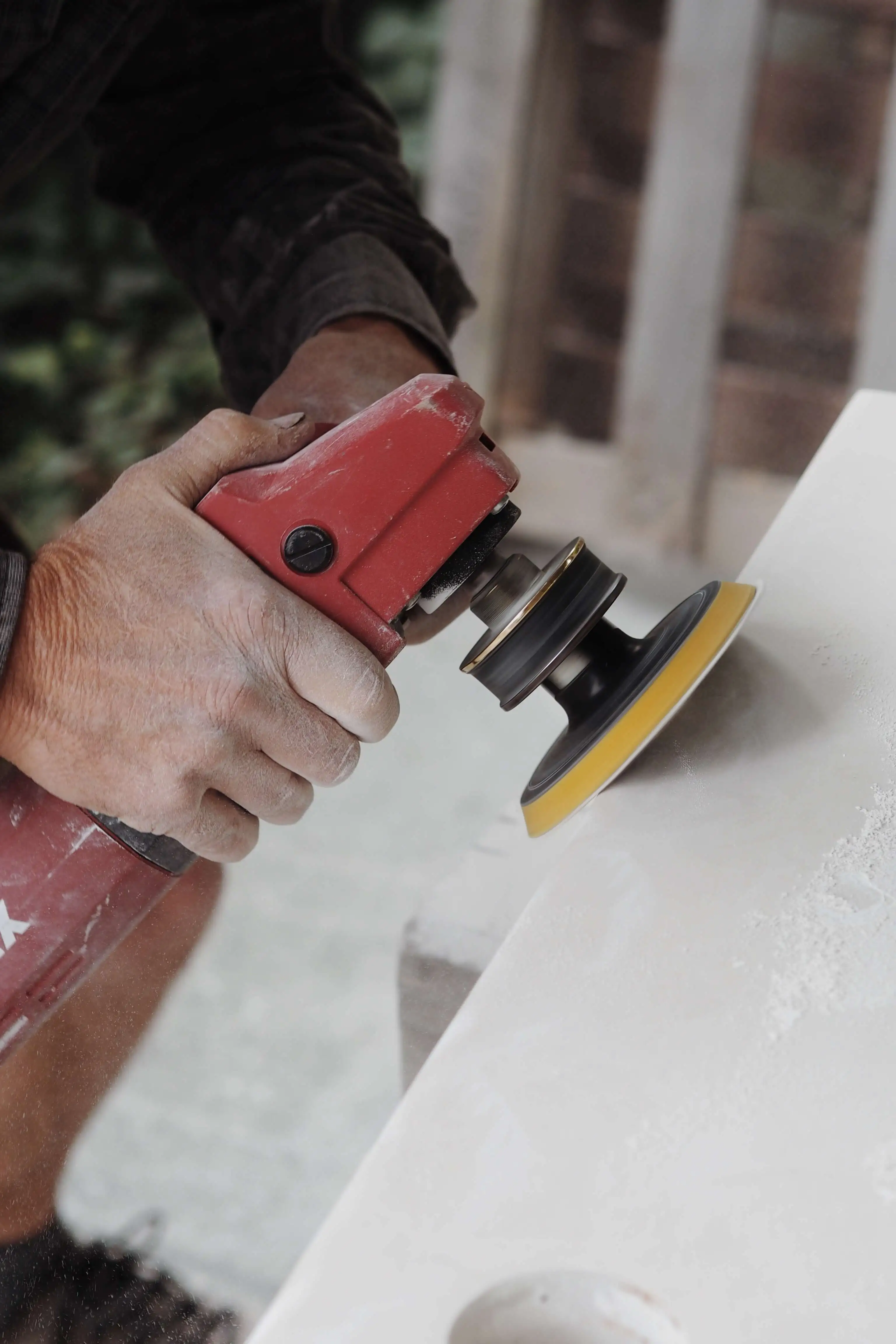 Aufarbeitung eines Grabmals in der Werkstatt